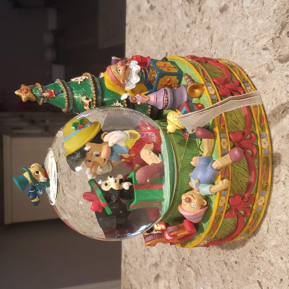 Vintage NWT in original box, never used Disney Pinocchio Christmas Snow Globe.